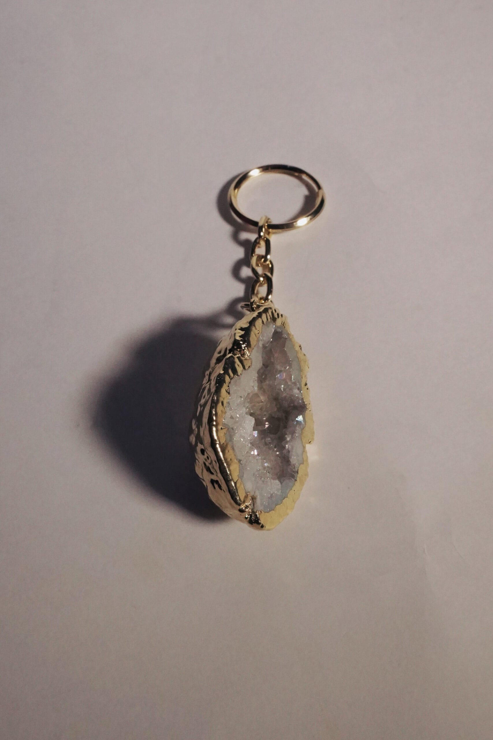 CHAVEIRO GEODO DE ÁGATA EM BANHO HOLOGRÁFICO E BANHO OURO