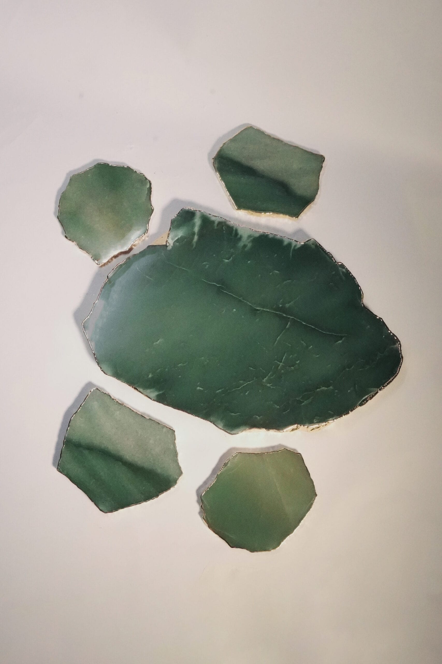 CONJUNTO DE CHAPA E PORTA COPOS DE QUARTZO VERDE BANHO OURO